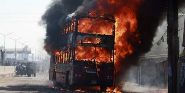 İki otobüs ateşe verildi: 9 ölü