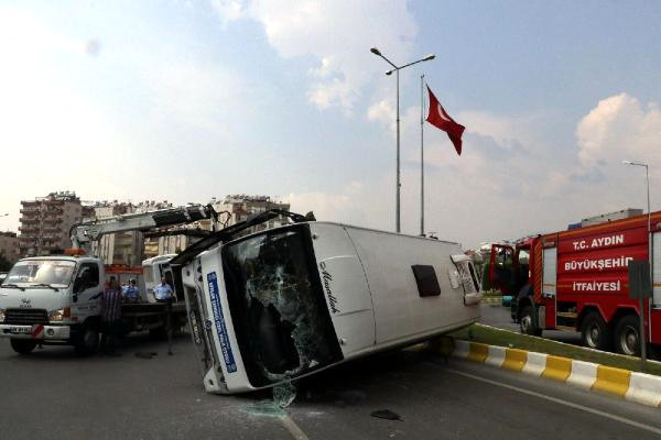 İki otobüs çarpıştı: 12 kişi yaralandı