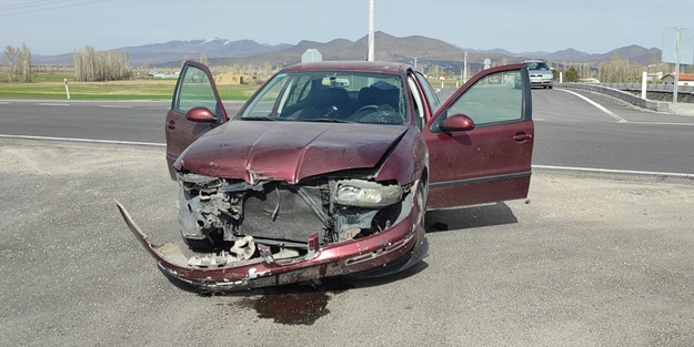 İki otomobil birbirine girdi: 5 yaralı