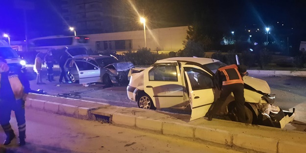 İki otomobil birbirine girdi: Çok sayıda yaralı var