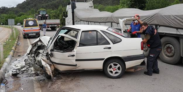 İki otomobil birbirine girdi: Çok sayıda yaralı var