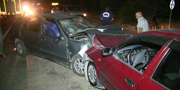 İki otomobil birbirine girdi: Çok sayıda yaralı var