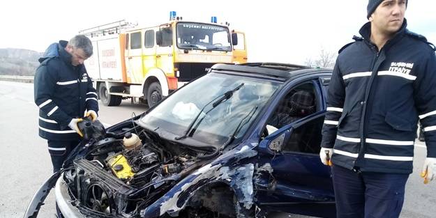 İki otomobil birbirine girdi: Çok sayıda yaralı var