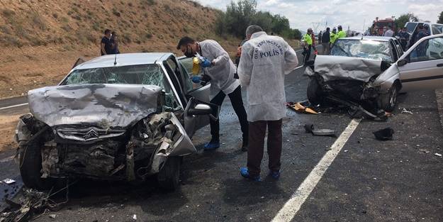 İki otomobil birbirine girdi: Ölüler ve yaralılar var