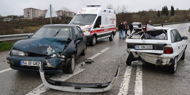 İki otomobil birbirine girdi: Yaralılar var