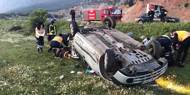 İki otomobil birbirine girdi... Yaralılar var