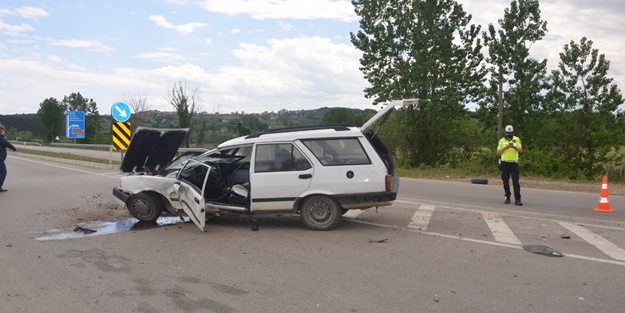 İki otomobil birbirine girdi: Yaralılar var