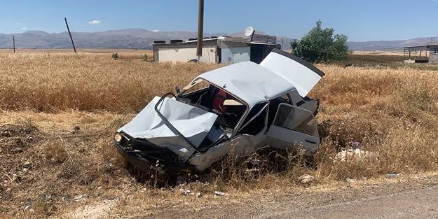 İki otomobil birbirine girdi: Yaralılar var