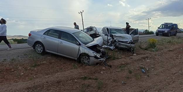 İki otomobil birbirine girdi: Yaralılar var