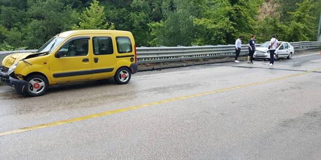 İki otomobil birbirine girdi: Yaralılar var