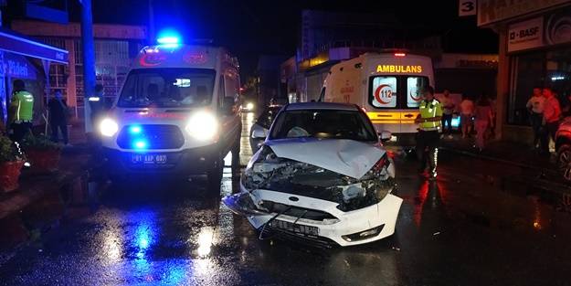 İki otomobil birbirine girdi: Yaralılar var