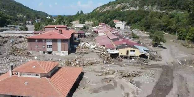 İki otomobil birbirine girdi: Yaralılar var