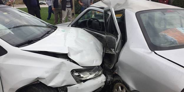 İki otomobil birbirine girdi: Yaralılar var