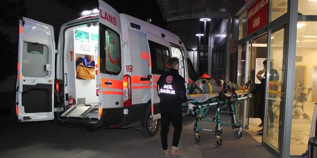 İki otomobil birbirine girdi: Yaralılar var