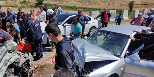 İki otomobil birbirine girdi: Yaralılar var