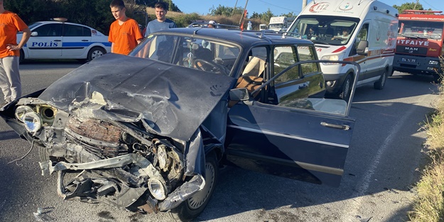 İki otomobil birbirine girdi: Yaralılar var