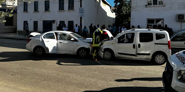İki otomobil birbirine girdi: Yaralılar var