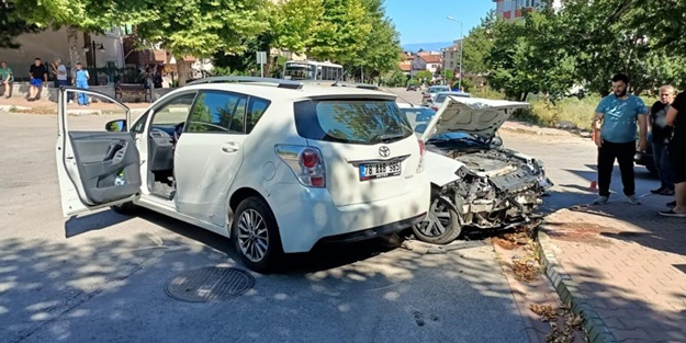 İki otomobil birbirine girdi: Yaralılar var