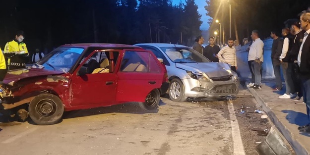 İki otomobil birbirine girdi: Yaralılar var