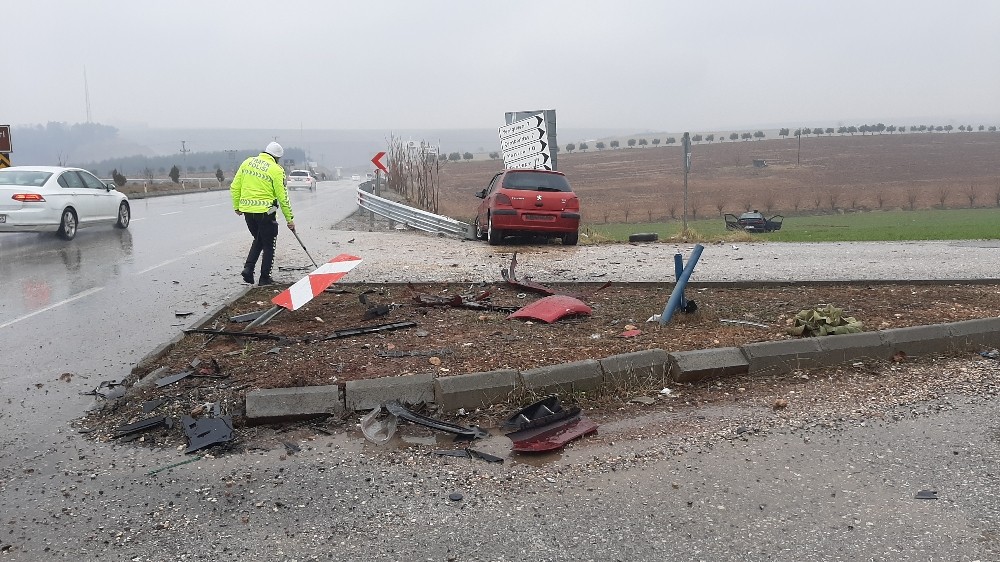 İki otomobil çarpıştı: 1 ölü, 3 yaralı 