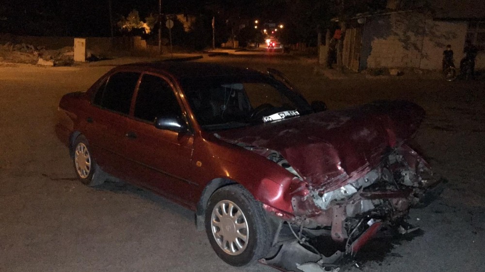 İki otomobil çarpıştı: 2 yaralı 