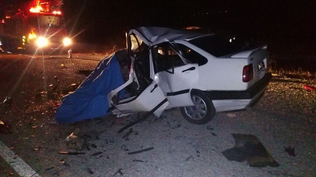 İki otomobil çarpıştı: 3 kişi öldü