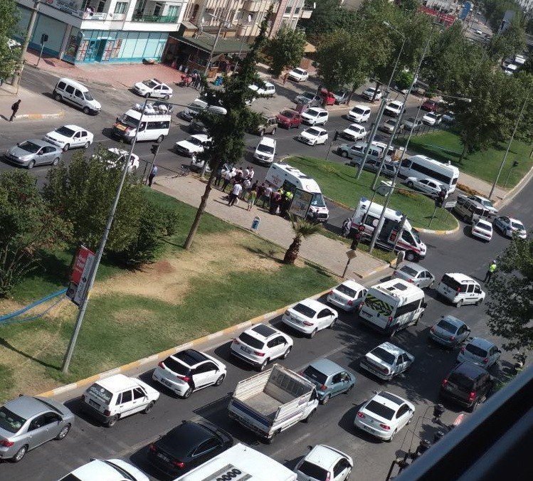 İki otomobil çarpıştı: 3 yaralı 