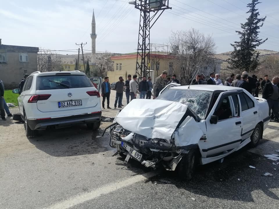 İki otomobil çarpıştı: 3 yaralı 
