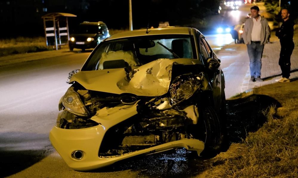 İki otomobil çarpıştı: 3 yaralı