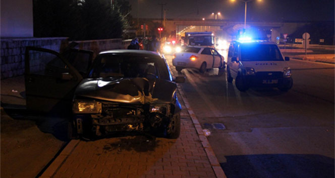 İki otomobil çarpıştı: 4 yaralı