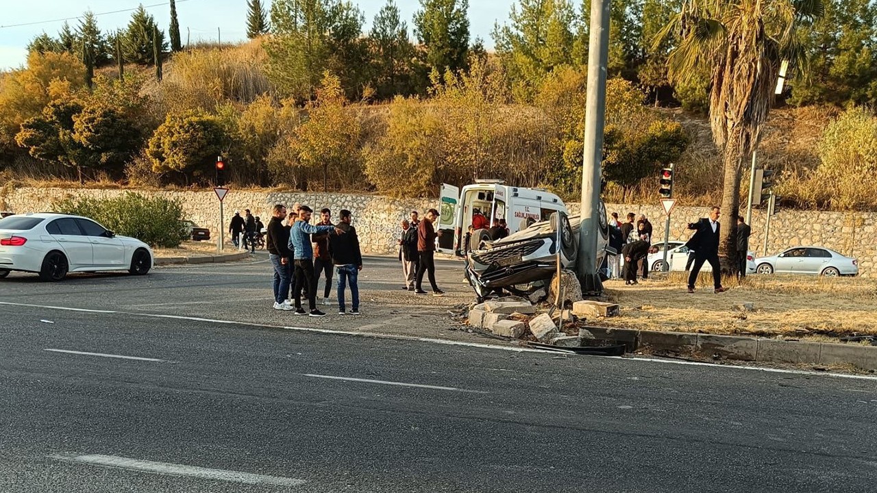 İki otomobil çarpıştı 7 kişi ölümden döndü