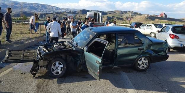 İki otomobil çarpıştı: 7 yaralı