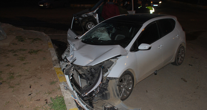 İki otomobil çarpıştı 8: yaralı