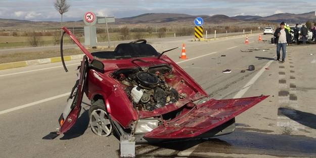 İki otomobil çarpıştı! Ölü ve yaralılar var