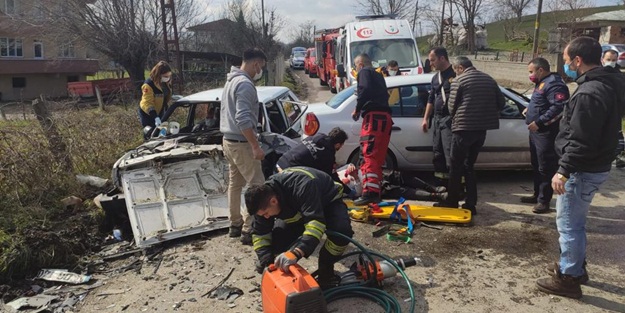 İki otomobil çarpıştı: Yaralılar var