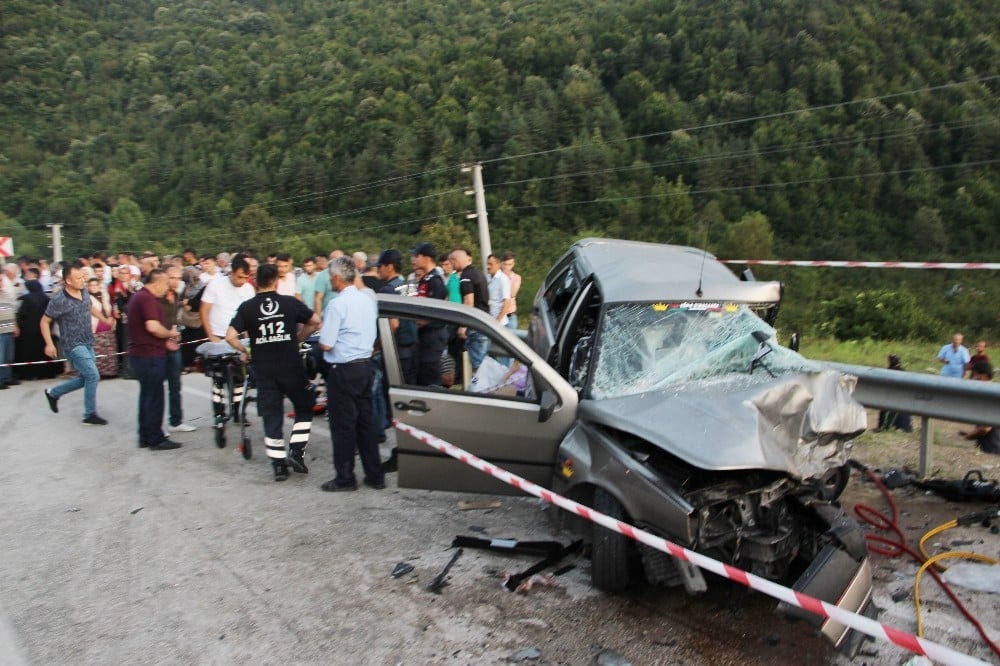 İki otomobil kafa kafaya çarpıştı: 1 ölü, 5 yaralı 
