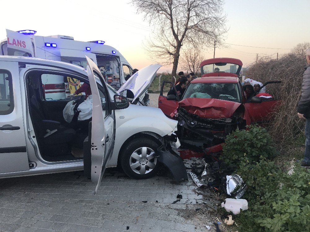 İki otomobil kafa kafaya çarpıştı; 1’i ağır 4 kişi yaralandı 