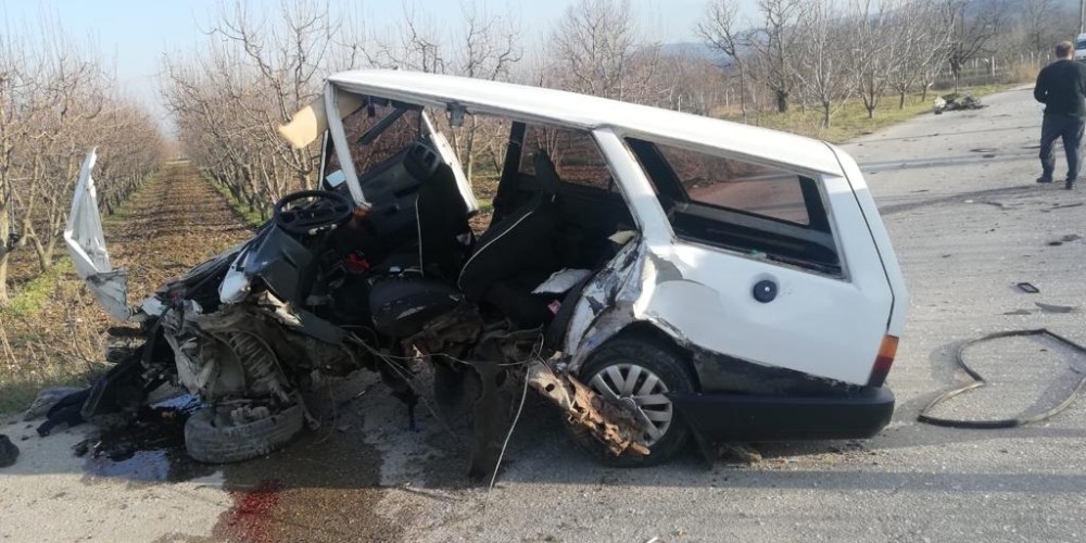 İki otomobil kafa kafaya çarpıştı: 1’i ağır 4 yaralı 
