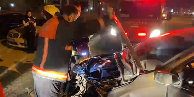 İki otomobil kafa kafaya çarpıştı: 2 yaralı