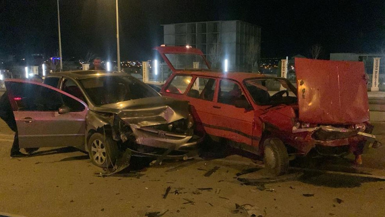 İki otomobil kafa kafaya çarpıştı! 2 yaralı