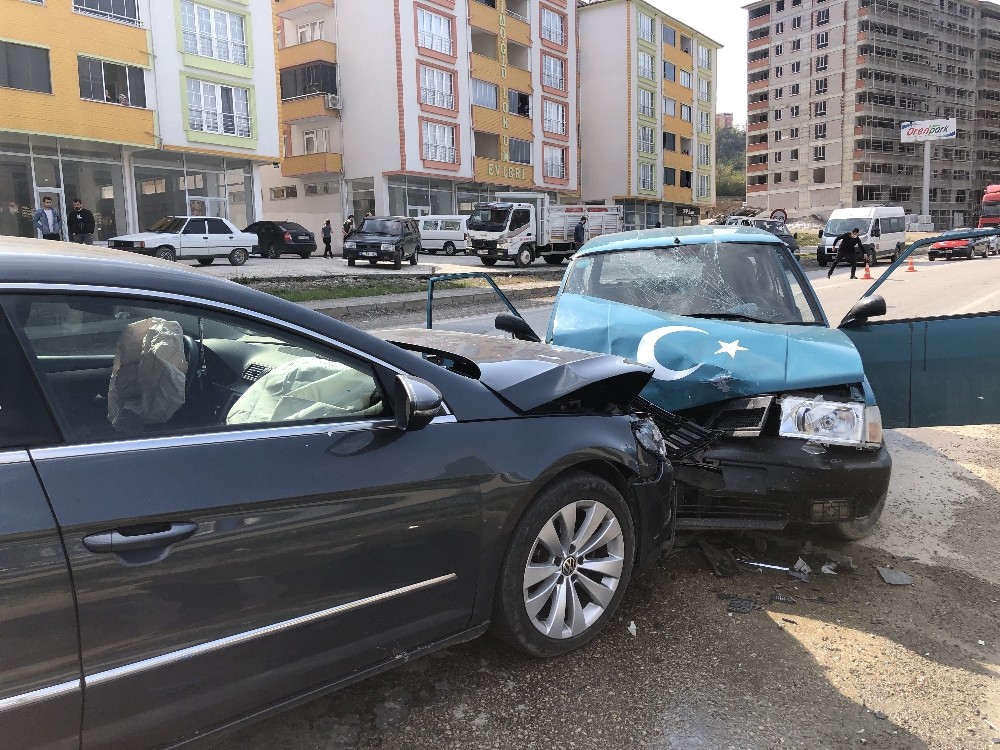 İki otomobil kafa kafaya çarpıştı: 3 yaralı 