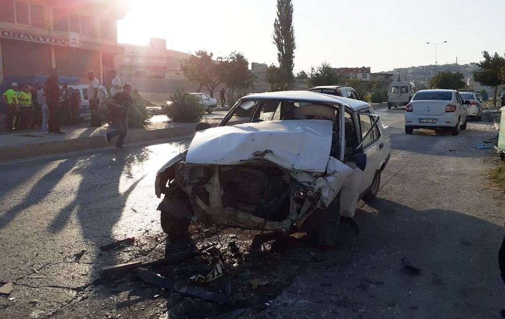 İki otomobil kafa kafaya çarpıştı: 4 yaralı 