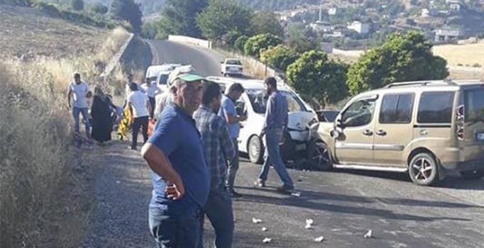 İki otomobil kafa kafaya çarpıştı: 7 kişi yaralı
