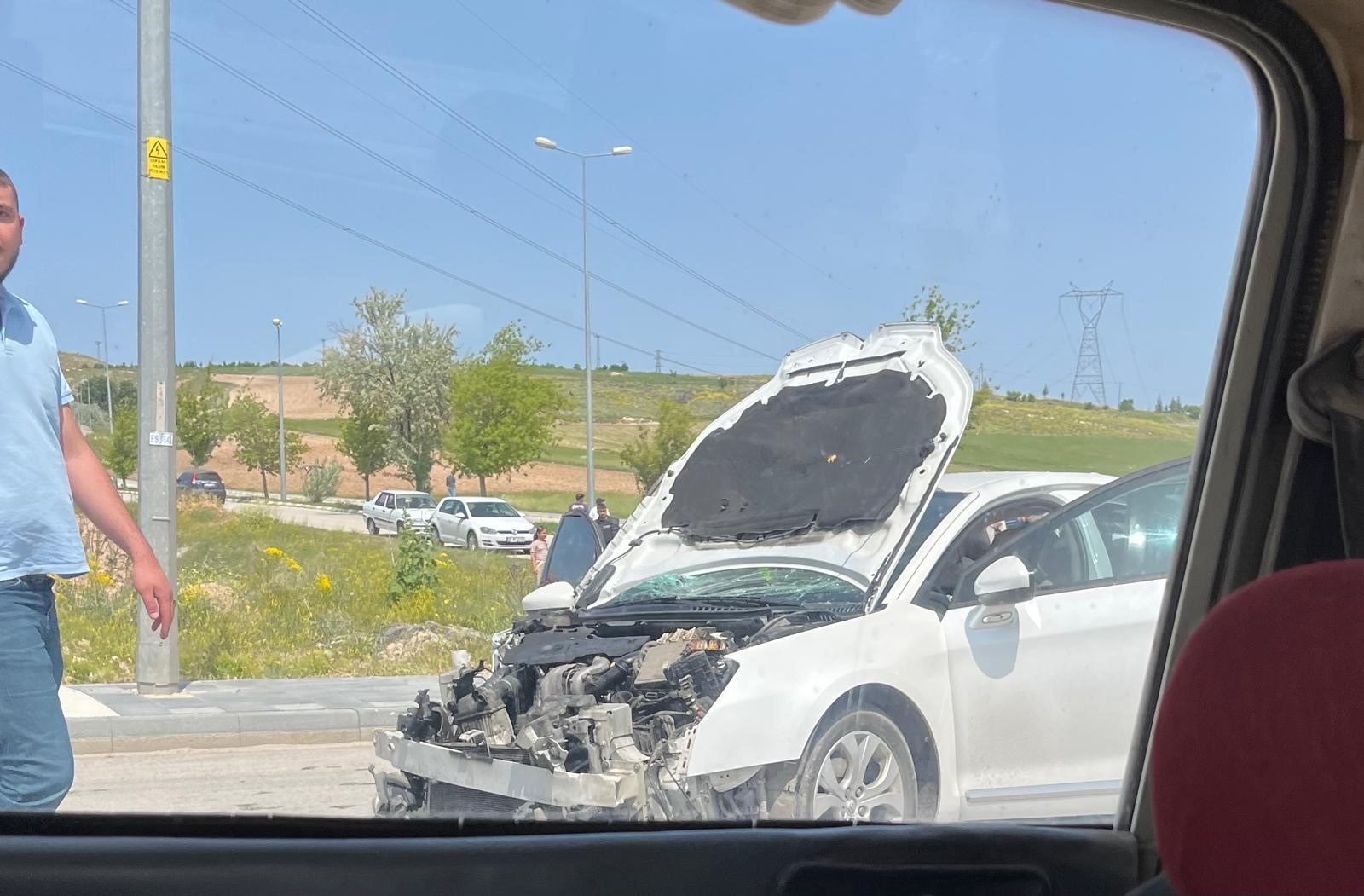 İki otomobil kafa kafaya çarpıştı: 8 yaralı