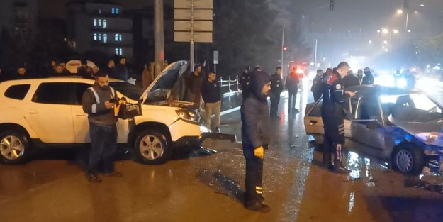 iki otomobil kafa kafaya çarpıştı: 9 yaralı