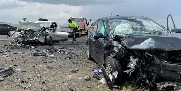 İki otomobil kafa kafaya çarpıştı: Çok sayıda yaralı var