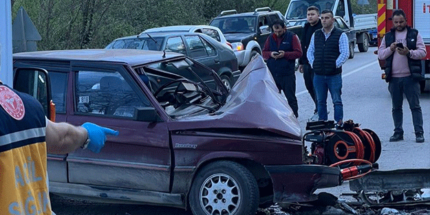 İki otomobil kafa kafaya çarpıştı: Çok sayıda yaralı var