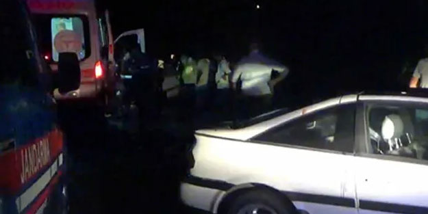 İki otomobil kafa kafaya çarpıştı