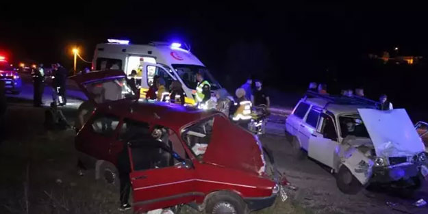 İki otomobil kafa kafaya çarpıştı