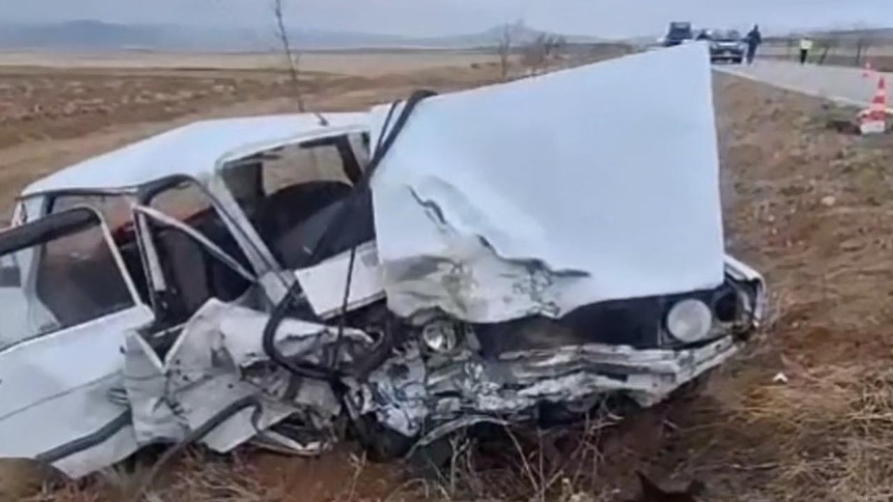 İki otomobil kafa kafaya çarpıştı! Ölü ve yaralılar var
